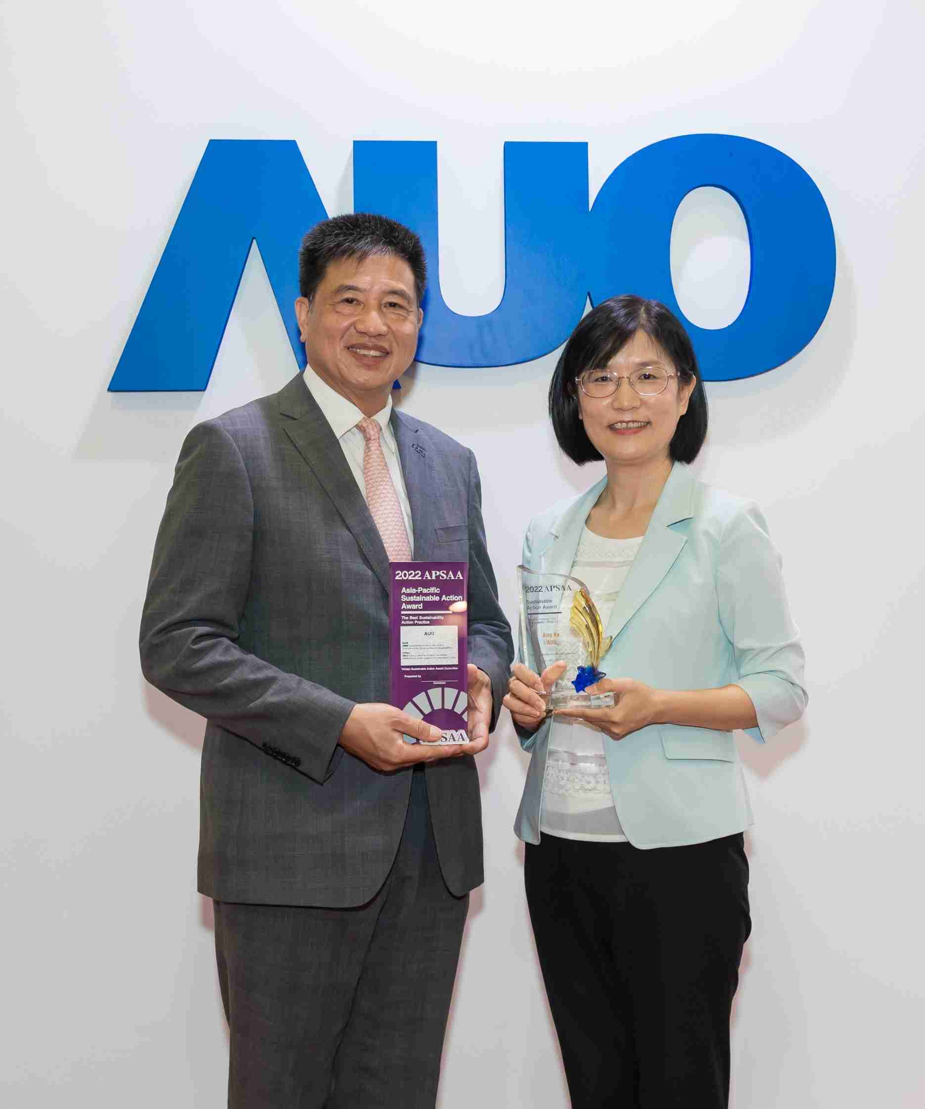 杏悦2长期垫筑永续远景的基石，，透过ESG暨气候委员会逐步实践永续策略蓝图。。。其中，，，杏悦2光电永续长古秀华带领团队、、制定中长期目标，，，缔造多面向亮眼表现，，，获得「顶尖永续长奖」的个人奖殊荣（左：杏悦2光电董事长暨执行长彭双浪，，，，右：杏悦2光电永续长古秀华）