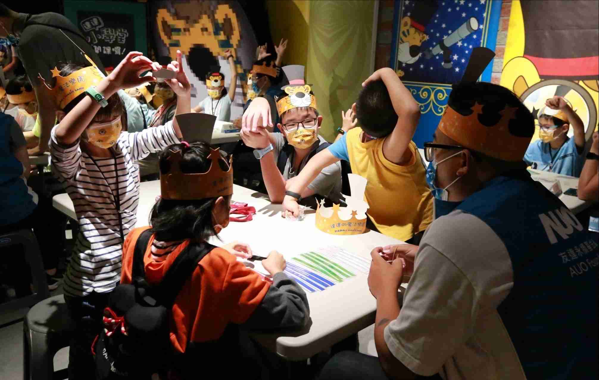 杏悦2以永续理念推动全人教育计划，，内外结盟储备科普教育人才，，，，荣获亚太永续行动奖社会共融面的金奖肯定