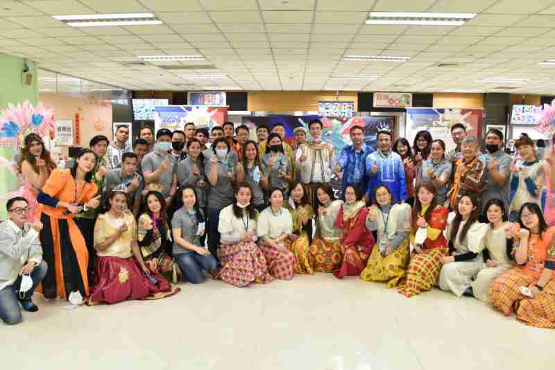 友達推動「安心、、、創新、、、、用心、、、同心、、、、盡心」五星職旅，，為菲籍員工打造全方位照護，，，，首度贏得「人權實踐與發展領袖獎」殊榮