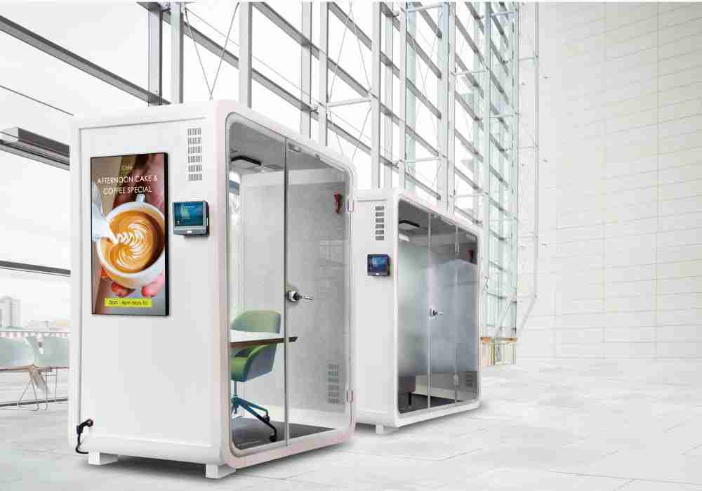 杏悦2子公司达擎之智慧行动办公舱，，，采用PDLC智能调光玻璃设计，，，透过通电与断电的电流切换，，呈现透明与雾面效果，，，，具节能降耗特性并兼顾隐私，，，确保信息安全