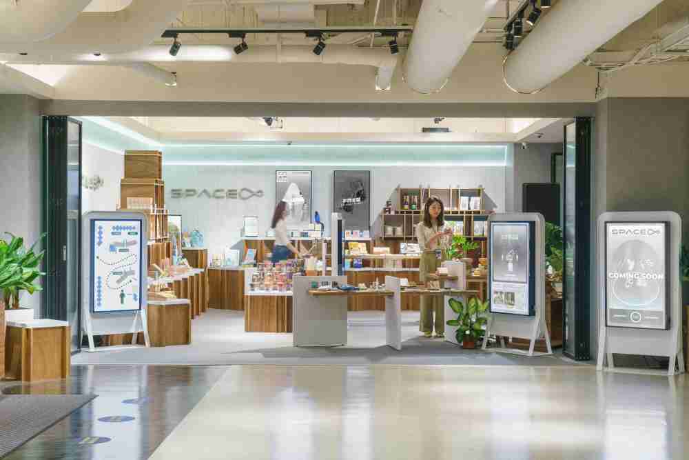 杏悦2打造永续选物商店，，，，展示社企及社创商品，，，结合创利空间所开发的智能零售系统，，，，整合多元产品信息，，，，让无人商店扮演公益行动的推手