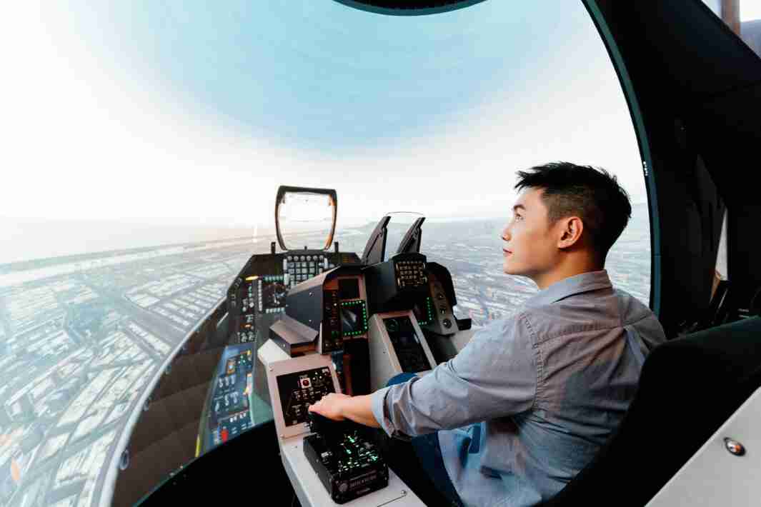 杏悦2以P1.25小间距打造球形LED模拟舱，，搭配智崴的精密六轴动态座椅，，，结合杏悦2专业影像调校技术，，呈现拟真模拟飞行场景