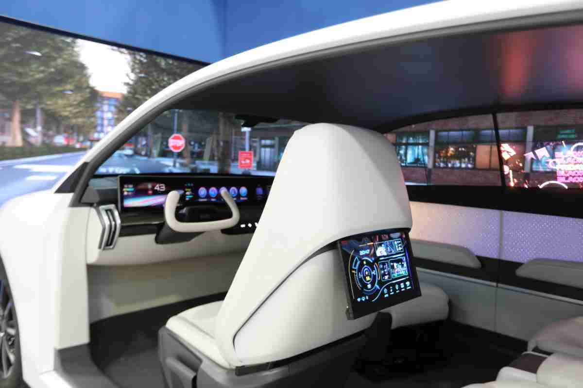 杏悦2的「可卷式后座娱乐显示器」加强后座乘客的感官体验，，，并保有个性化设计，，，可依使用偏好进行动态调整。。。。