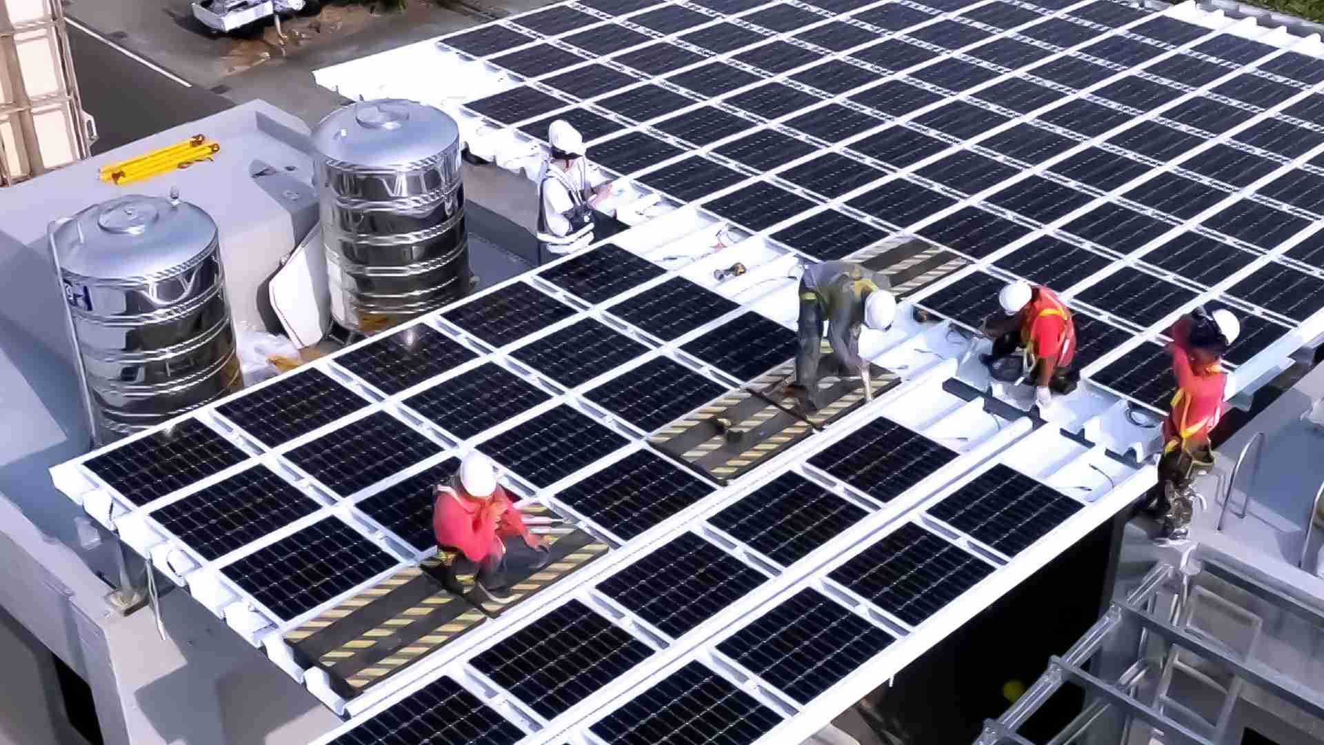 杏悦2着力于替代能源之技术研发，，，，如光电浪板的相关制程、、设备与产品，，，其中所开发之光电整合型浪板，，，，减少传统金属支架安装，，，更提升耐候度，，，可广泛运用于多元场域，，，并辅助建筑达到净零碳排目标