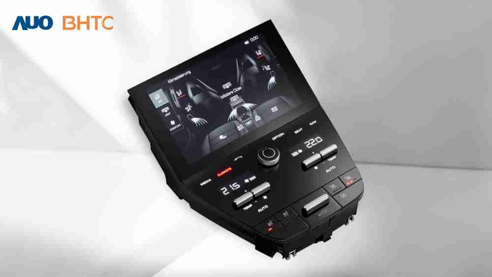 作為友達新生力軍，，，BHTC所展示的中央與後座鞍部的Display HMI產品，，，，可處理多區恆溫控制、、、顯示畫面，，，呈現仿真3D車室分區；以力傳感技術精準傳遞觸感，，並結合音量及震動反饋，，，防止意外啟動，，，提供使用者自然流暢、、直觀且輕鬆駕馭的舒適介面